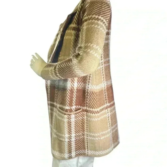 Absolutely Famous - Picture 3 of 16